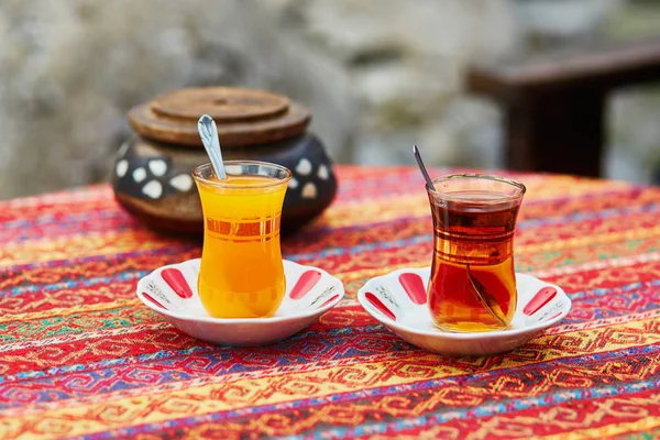 Τουρκικό πορτοκαλί και το μαύρο τσάι σε παραδοσιακά ποτήρια — Φωτογραφία Αρχείου