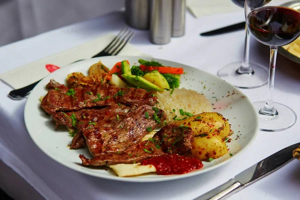 Carne a la parrilla y verduras horneadas en un restaurante turco — Foto de Stock