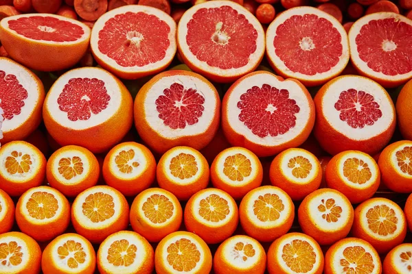 Many cut juicy oranges and grapefruits on a market in Istanbul, Turkey — Stock Photo, Image