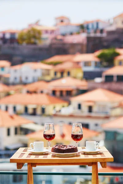 Vino, caffè e bolo de mel di Madeira in vista di Funchal, Madeira, Portogallo — Foto Stock