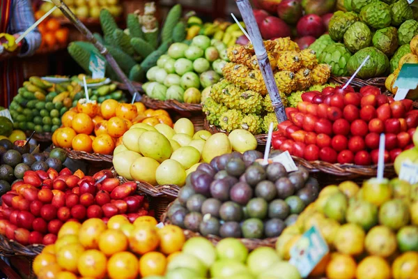 Färska och mogna exotiska frukter på traditionella jordbrukare marknaden på Madeira — Stockfoto