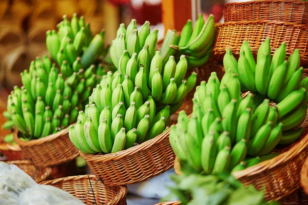 Banane verdi sul mercato agricolo tradizionale di Madera — Foto Stock