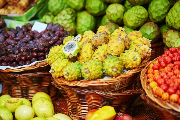 Färska och mogna exotiska frukter på traditionella jordbrukare marknaden på Madeira — Stockfoto