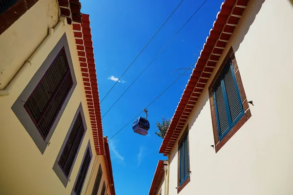 Cable ropeway cabin over the roofs of buildings in Funchal, Madeira island — Stock Photo, Image