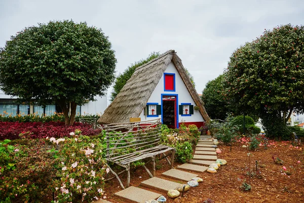 Case tradiționale triunghiulare în Santana, Madeira, Portugalia — Fotografie, imagine de stoc