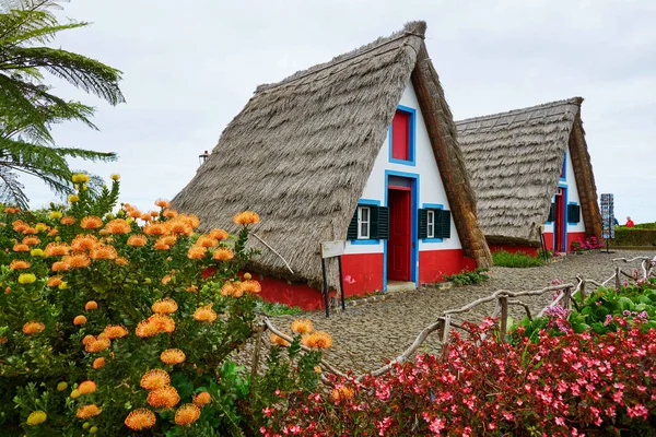 Traditionelle dreieckige häuser in santana, madeira, portugal — Stockfoto