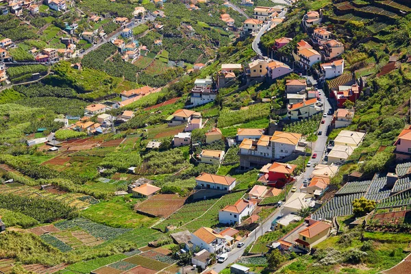 Paysage typique de Madère avec petits villages, terrasses et montagnes — Photo