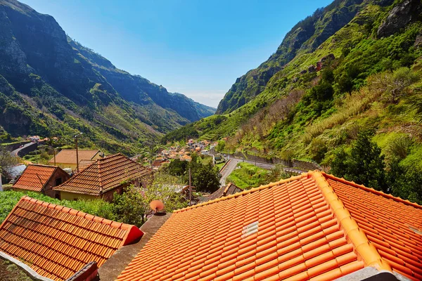 Typische Madeira-Landschaft mit kleinen Dörfern, Terrassenfeldern und Bergen — Stockfoto