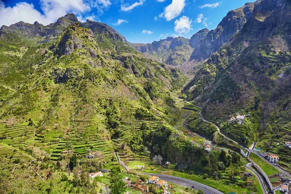 Typische Madeira-Landschaft mit kleinen Dörfern, Terrassenfeldern und Bergen — Stockfoto