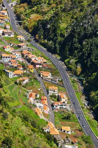 Typische Madeira-Landschaft mit kleinen Dörfern, Terrassenfeldern und Bergen — Stockfoto