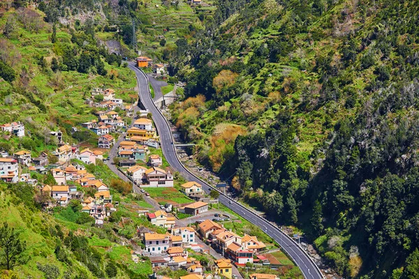 Typowy krajobraz Madery z małe wsie, pola tarasowe i góry — Zdjęcie stockowe