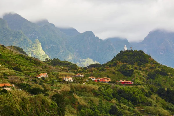 Berg och Sao Vicente stad på ön norra kusten av Madeira, Portugal — Stockfoto