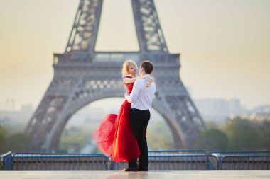 Paris, Fransa'da Eyfel Kulesi önünde dans çift