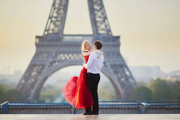 Par som dansar framför Eiffeltornet i Paris, Frankrike — Stockfoto