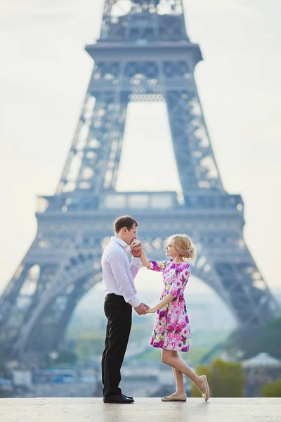 Couple in front of the Eiffel tower in Paris, France Stock Picture