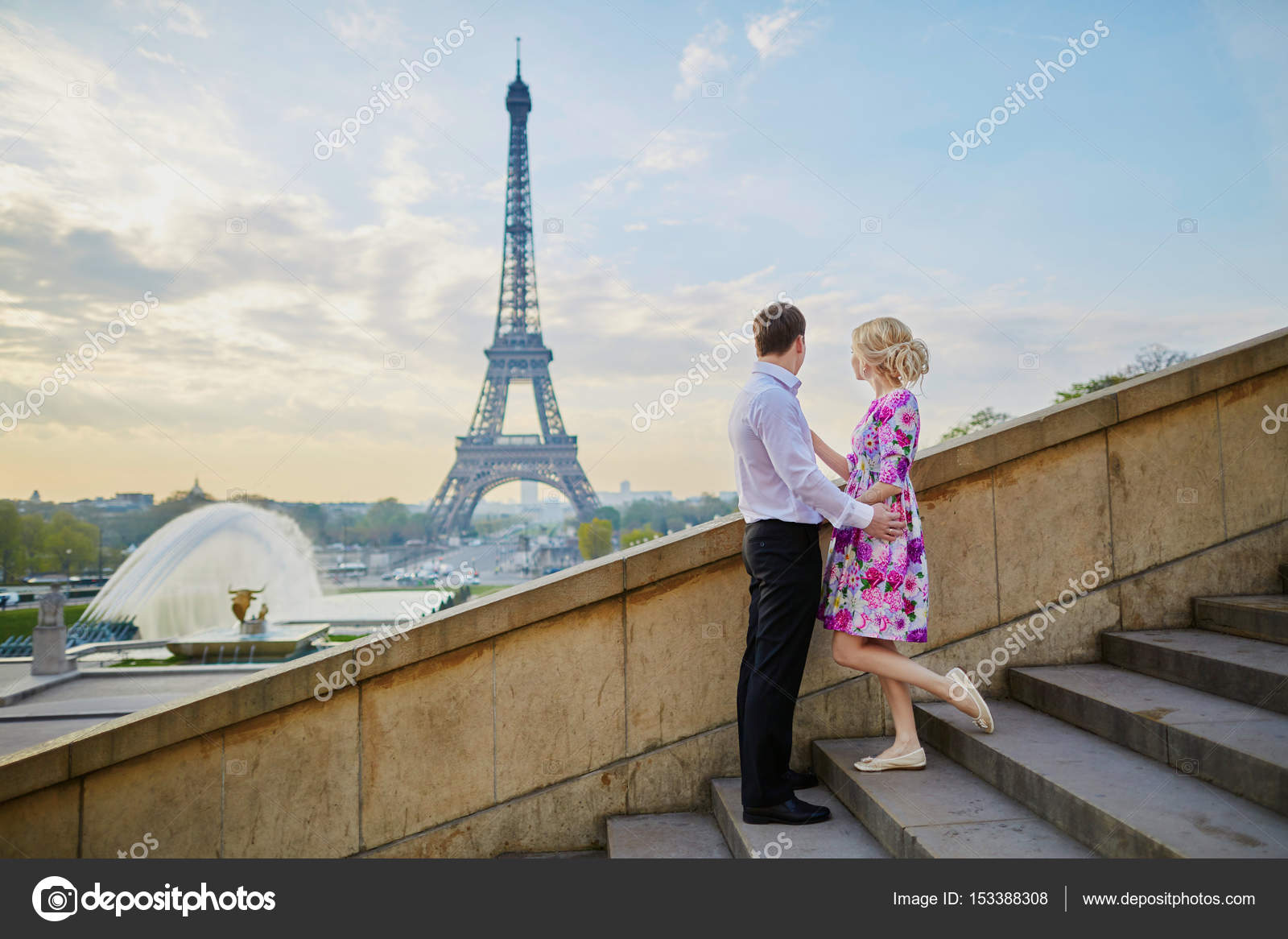 Couple devant la Tour Eiffel à Paris, France image libre