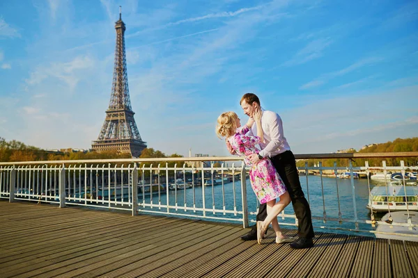 Pareja romántica besándose cerca de la Torre Eiffel en París, Francia —  Fotos de Stock