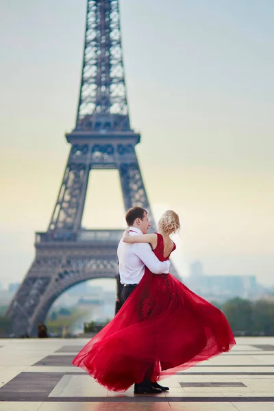 夫妇在法国巴黎的埃菲尔铁塔面前跳舞 — 图库照片