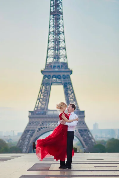 Пара танцев перед Эйфелевой башней в Париже, Франция — стоковое фото
