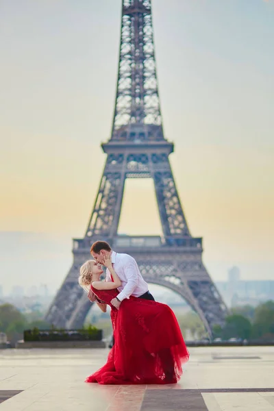 Coppia di baci davanti alla Torre Eiffel a Parigi, Francia — Foto Stock