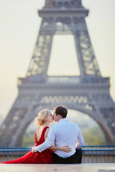 Couple near the Eiffel tower in Paris, France — Stock Photo, Image