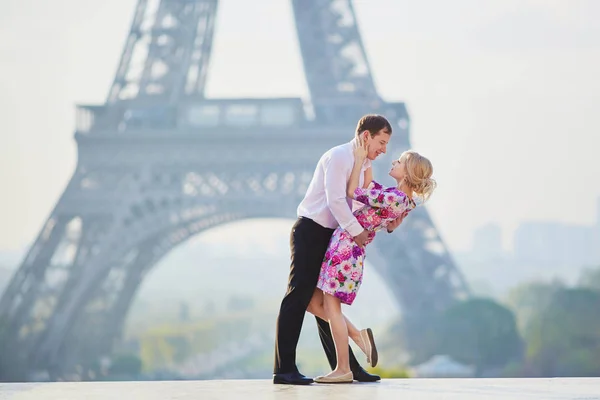 Casal em frente à Torre Eiffel em Paris, França — Fotografia de Stock