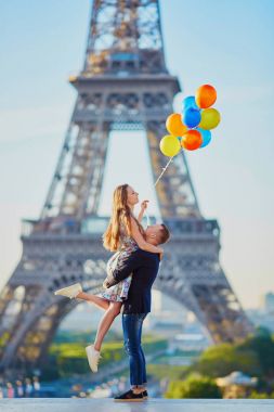 Romantik Çift Eiffel tower Paris civarındaki oteller