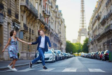 Romantik Çift Eiffel tower Paris civarındaki oteller