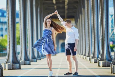 Paris'te sokakta dans Romantik Çift