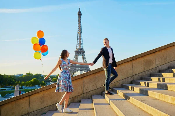 Pareja romántica con globos de colores cerca de la torre Eiffel —  Fotos de Stock