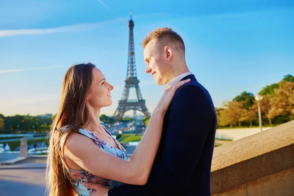 Coppia romantica vicino alla Torre Eiffel a Parigi — Foto Stock