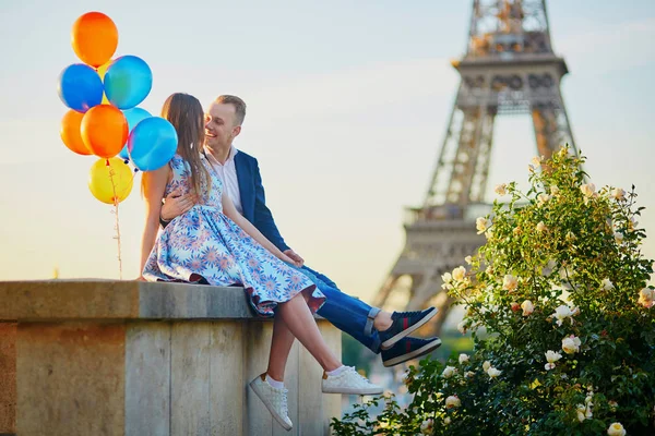 浪漫的情侣，与五颜六色的气球，在埃菲尔铁塔附近 — 图库照片
