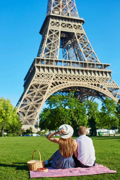 Casal romântico fazendo piquenique juntos em Paris — Fotografia de Stock