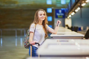 Seyahat etmek sırt çantası içinde check-in kontuarında Uluslararası Havaalanı ile