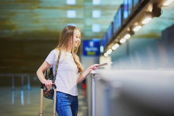 Viajante com mochila no aeroporto internacional no balcão de check-in — Fotografia de Stock