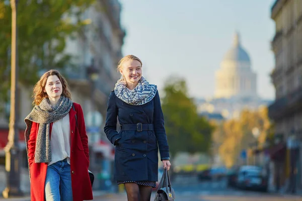 两个年轻女孩一起走在巴黎 — 图库照片