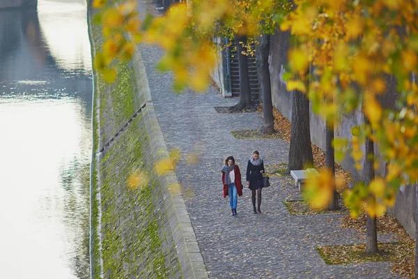 İki genç kız Paris'te birlikte yürümek — Stok fotoğraf