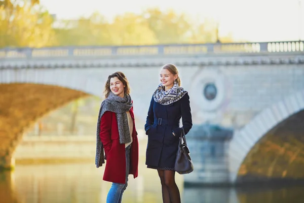 Dos chicas jóvenes caminando juntas en París —  Fotos de Stock