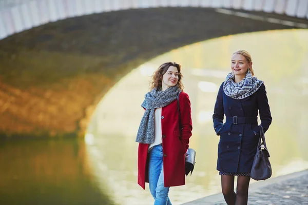 İki genç kız Paris'te birlikte yürümek — Stok fotoğraf
