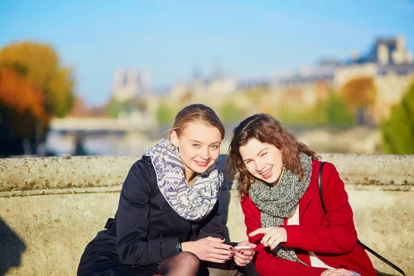 İki genç kız Paris'te birlikte yürümek — Stok fotoğraf
