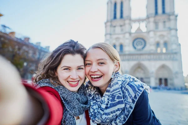 Duas meninas tomando selfie perto de Notre-Dame em Paris — Fotografia de Stock