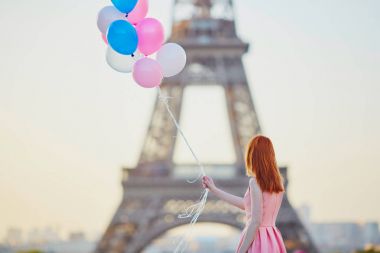 Balonlar Paris'te Eyfel Kulesi önünde grup ile kız