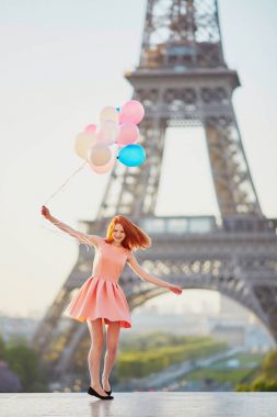 Balonlar Paris'te Eyfel Kulesi önünde grup ile kız