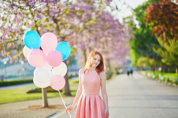 Chica con montón de globos en París —  Fotos de Stock
