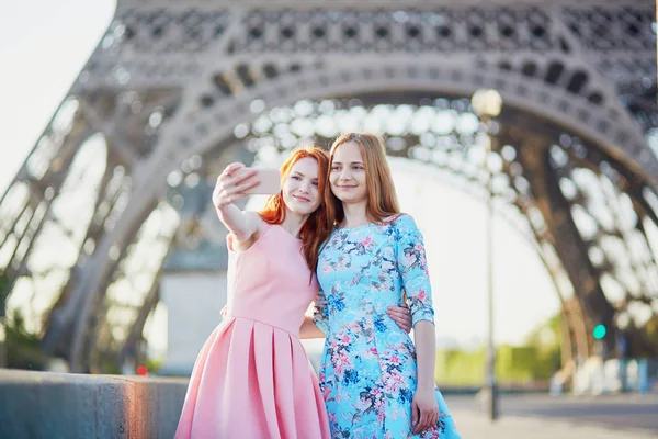 Två vänner tar selfie nära Eiffeltornet i Paris, Frankrike — Stockfoto