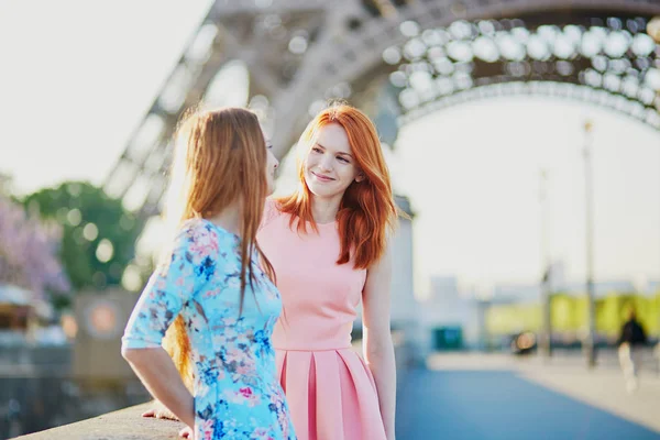 Two friends near the Eiffel tower in Paris, France — Stock Photo, Image