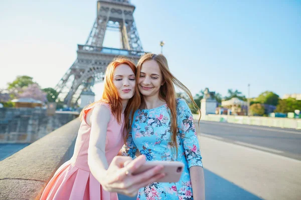 Två vänner tar selfie nära Eiffeltornet i Paris, Frankrike — Stockfoto