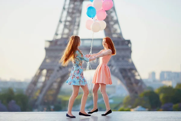 Δύο κορίτσια με μάτσο μπαλόνια μπροστά από τον Πύργο του Άιφελ — Φωτογραφία Αρχείου