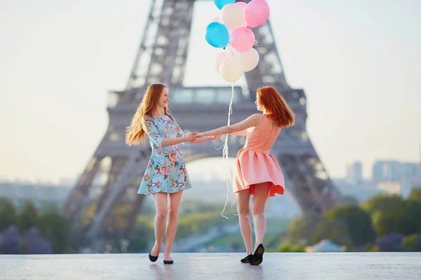 Dos chicas con un montón de globos delante de la torre Eiffel —  Fotos de Stock