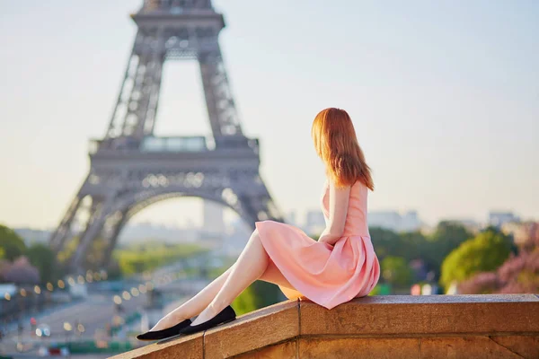 Дівчина в рожевій сукні поблизу: Ейфелева вежа Парижа — стокове фото